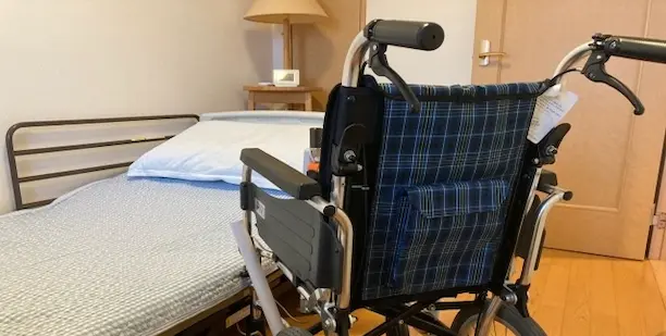 車椅子とベッド