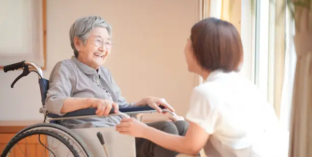 車椅子と介護士